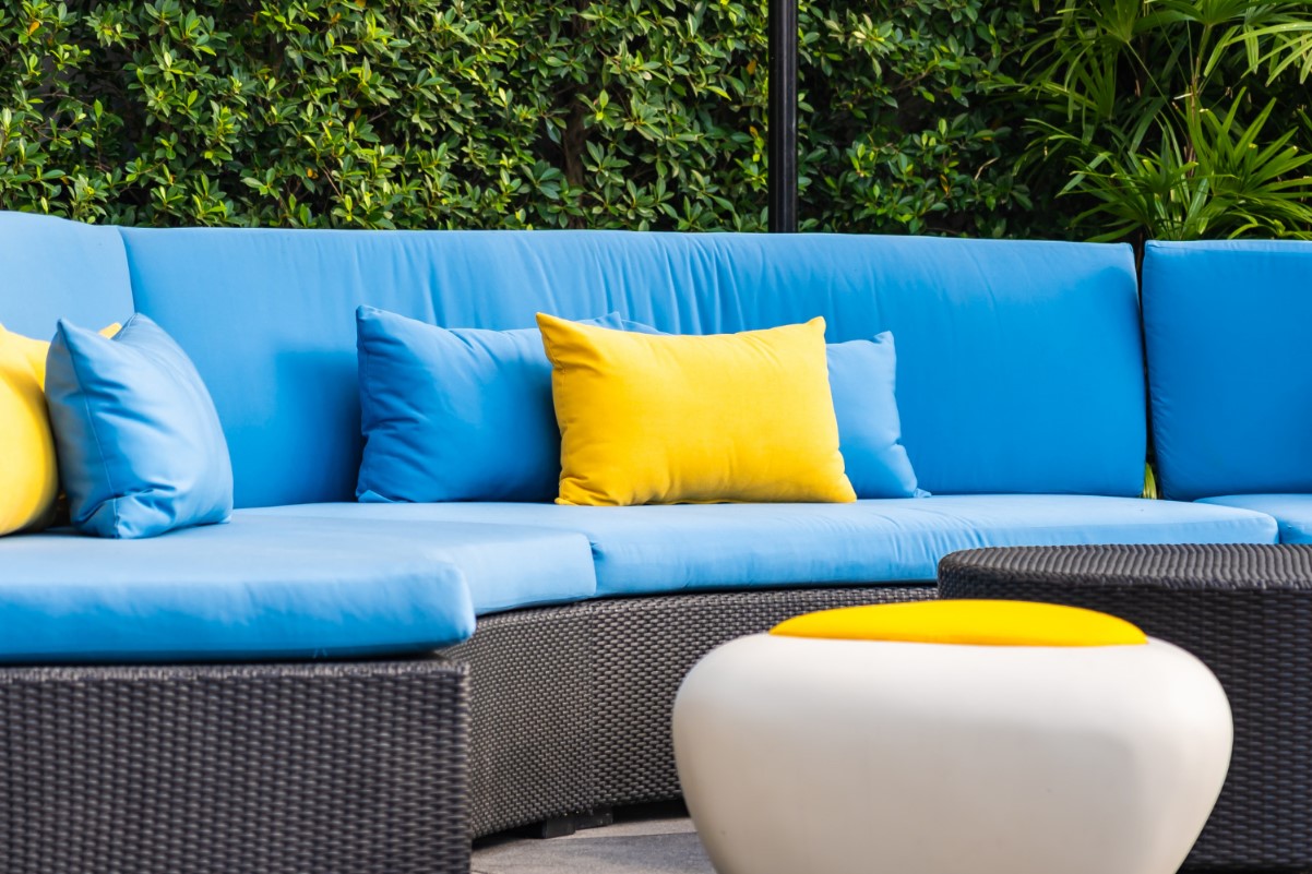 Choosing pouffes for your balcony – time to relax!
