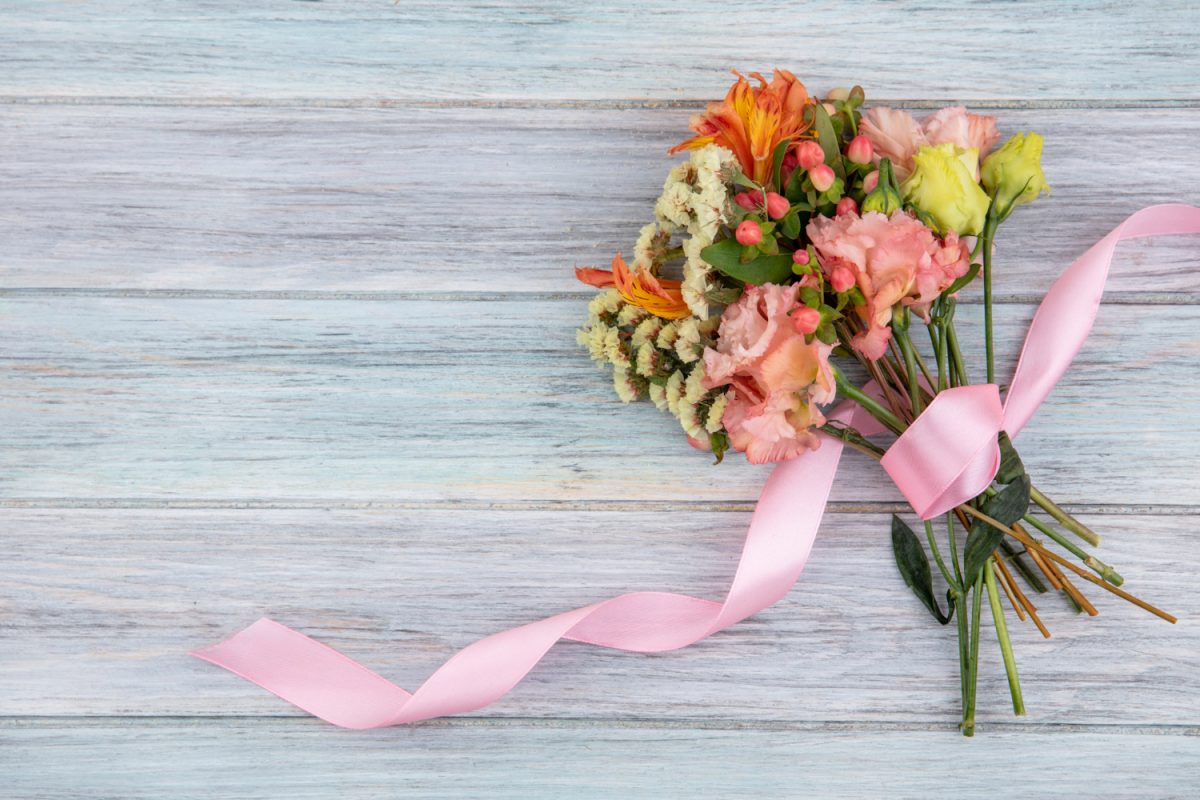 How to arrange cut flowers in a bouquet?