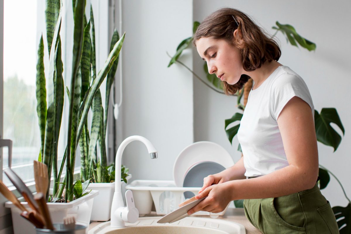 How to wash dishes economically and efficiently?