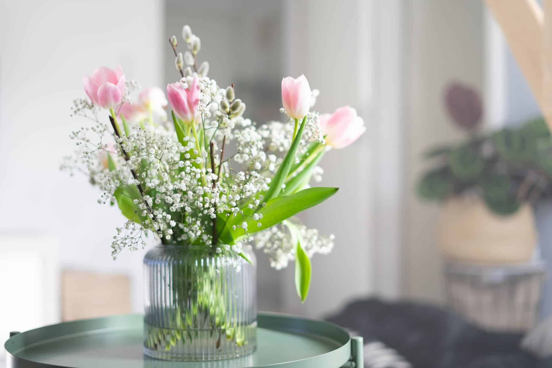 Arranging bouquets for the vase step by step